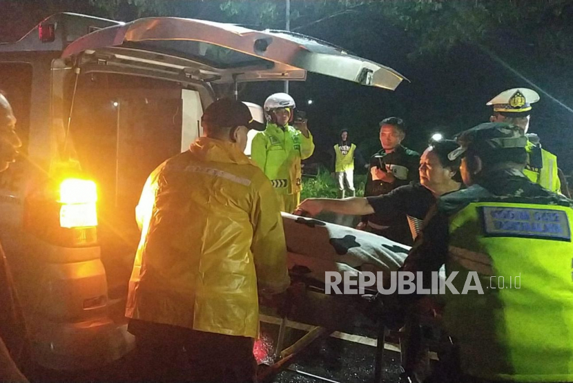Polisi mengevakuasi seorang pemudik yang tiba-tiba terjatuh dan tidak sadarkan diri saat hendak beristirahat di jalur Gentong, Kabupaten Tasikmalaya, Jawa Barat, Selasa (25/4/2023). 