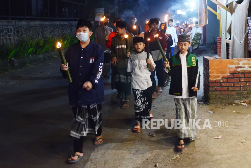 Puluhan anak-anak dan remaja melakukan pawai obor sambil bershalawat menyambut tahun baru Islam 1 Muharram 1443 H, di kawasan Punclut, Kota Bandung, Senin (9/8). Di saat pandemi Covid-19, warga menyambut Tahun Baru Islam dengan sederhana.