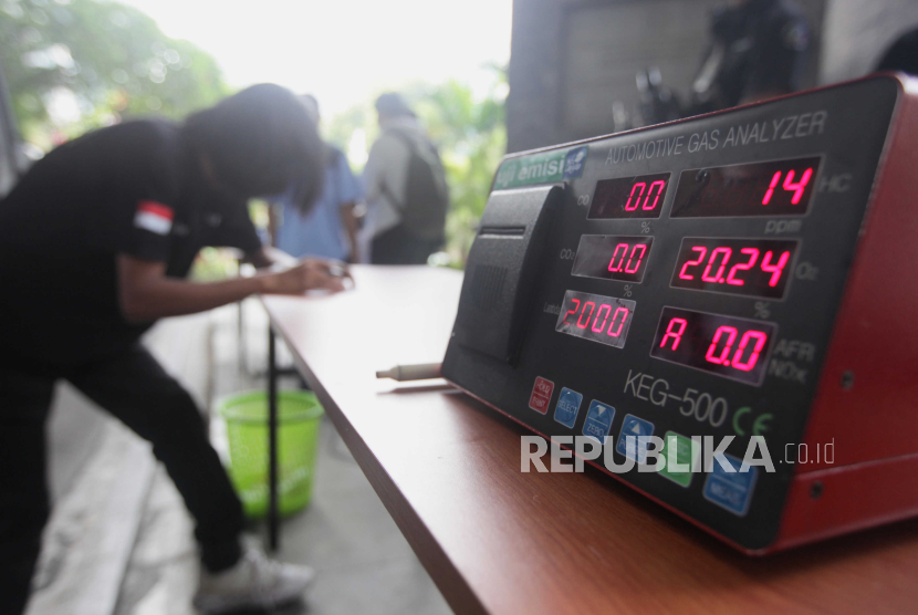 Petugas mencetak hasil uji emisi kendaraan mobil di Gedung DPRD DKI Jakarta, Rabu (23/8/2023). DKI Jakarta akan melakukan uji coba tilang bagi kendaraan yang tidak lulus uji emisi pada Jumat (25/8/2023), dan mulai diterapkan sanksi secara efektif mulai 1 September 2023. Penerapan sanksi tersebut untuk menangani polusi udara di DKI Jakarta yang belum kunjung membaik.