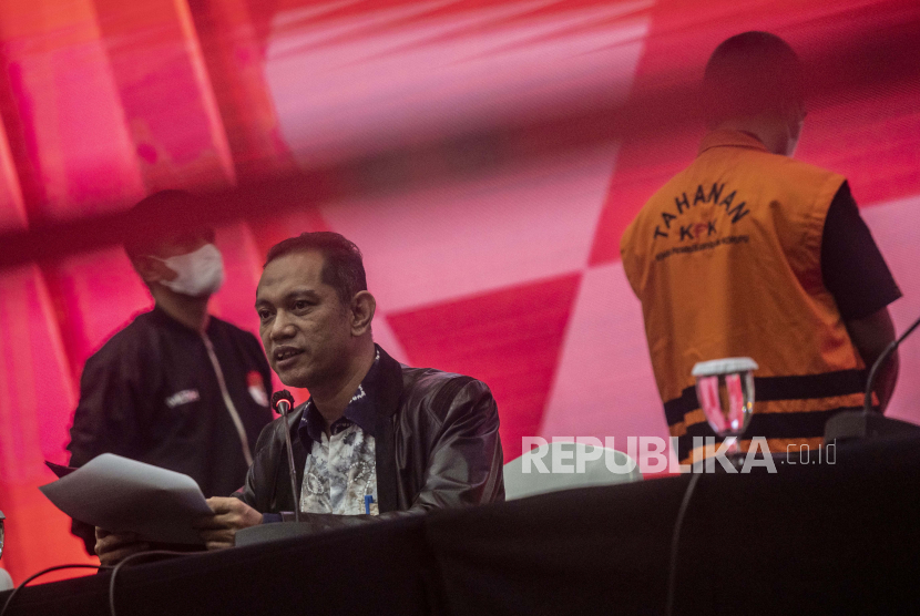 Wakil Ketua KPK Nurul Ghufron (tengah) memberikan keterangan pers terkait penahanan tersangka dugaan tindak pidana korupsi di Gedung KPK, Jakarta, Selasa (6/6/2023).