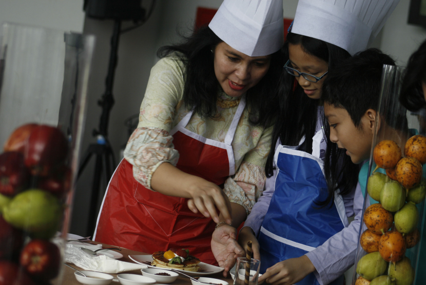 Ibu bersama anaknya mengikuti lomba memasak di Medan, Sumatra Utara (Dok). Kelekatan ibu dan anak penting untuk pembentukan moral anak.