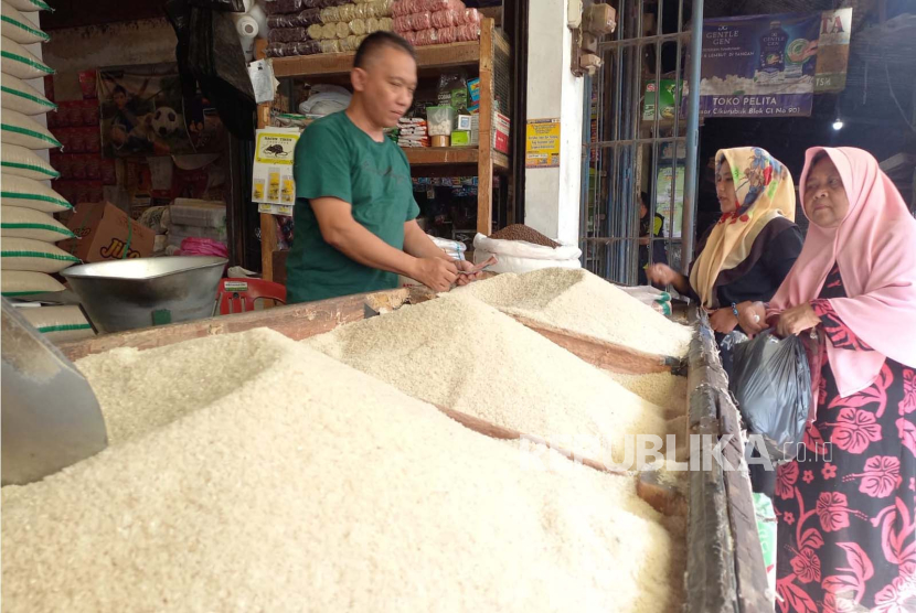 Pedagang beras di Pasar Cikurubuk, Kota Tasikmalaya, Jawa Barat, melayani pembeli. 