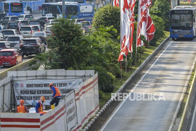 Pekerja menyelesaikan proyek Moda Raya Terpadu (MRT) Fase II di Jalan MH Thamrin, Jakarta, Jumat (24/7/2020). MRT fase II tersebut akan dibangun dengan panjang 5,8 kilometer dan memiliki tujuh stasiun bawah tanah yakni Sarinah, Monas, Harmoni, Sawah Besar, Mangga Besar, Glodok dan Kota.