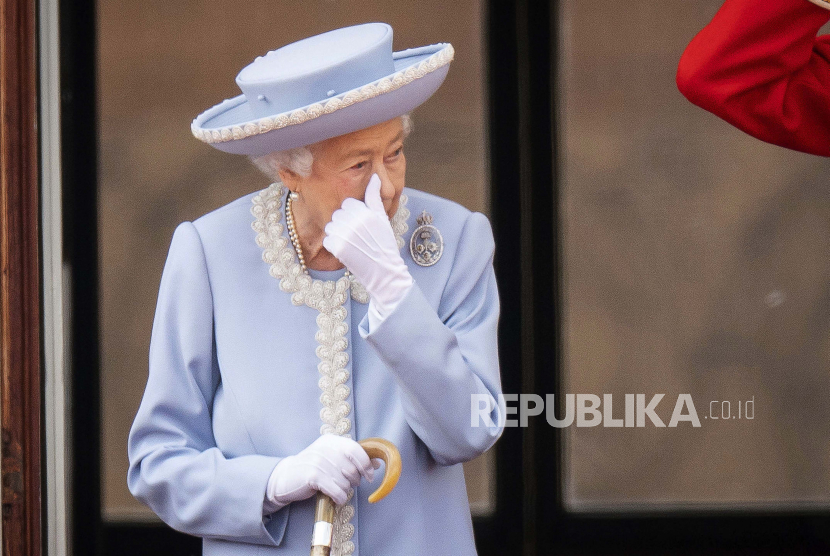 Ratu Elizabeth II memutuskan mengambil bagian dalam Ceremony of the Keys di Edinburgh. Dia secara simbolis menawarkan kunci kota dan disambut di kerajaan Skotlandia kuno dan turun-temurun.