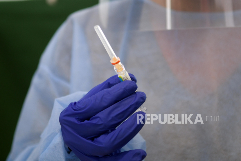 Seorang petugas medis melakukan vaksin flu. UEA Bagikan Vaksin Flu Gratis