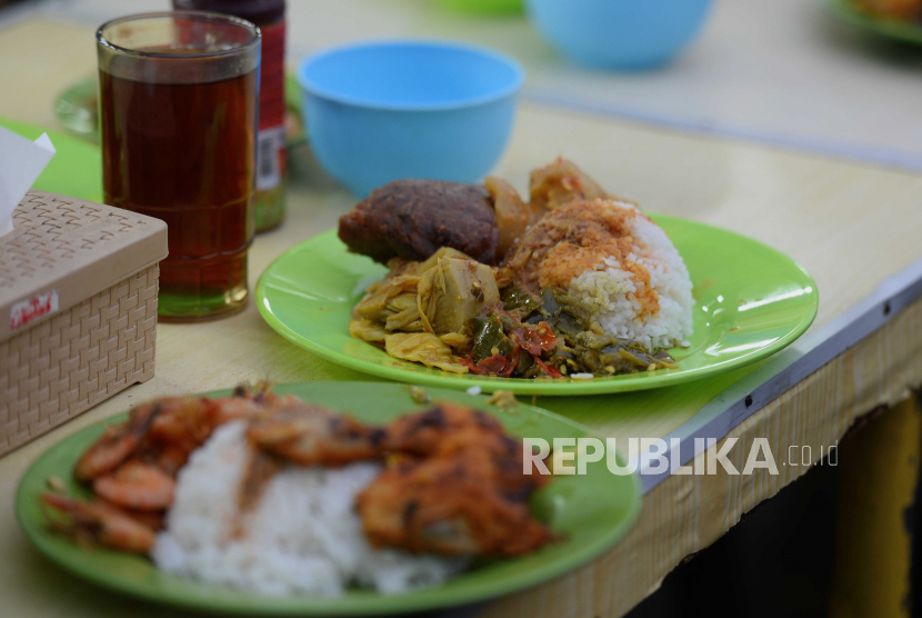 Dua porsi Nasi Kapau yang sudah siap dihidangkan di Sentra Kuliner Nasi Kapau, Senen, Jakarta, Jumat (24/3/2023). Ahli gizi ingatkan membagi porsi makan untuk hindari diabetes.