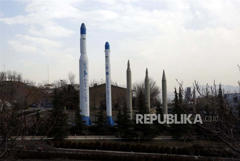  Berbagai jenis rudal Iran jarak jauh dan pembawa roket dipajang di sekitar pameran pertahanan Teheran di Teheran, Iran, 24 Februari 2023. 