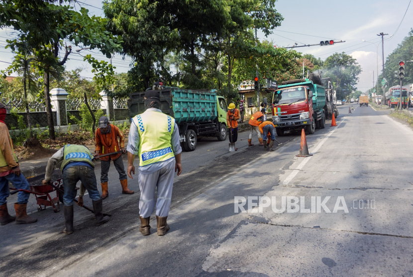 Pekerja memperbaiki jalan rusak di jalur pantura di Pekalongan, Jawa Tengah (ilustrasi)
