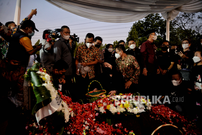 Keluarga menaburkan bunga saat prosesi upacara pemakaman Menteri Pendayagunaan Aparatur Negara dan Reformasi Birokrasi (Menpan RB) Tjahjo Kumolo di Taman Makam Pahlawan (TMP) Kalibata, Jakarta, Jumat (1/7/2022). Tjahjo Kumolo meninggal  di usia 64 tahun di Rumah Sakit Abdi Waluyo, Jakarta pada Jumat (1/7/2022) sekitar pukul 11.10 WIB. Republika/Thoudy Badai