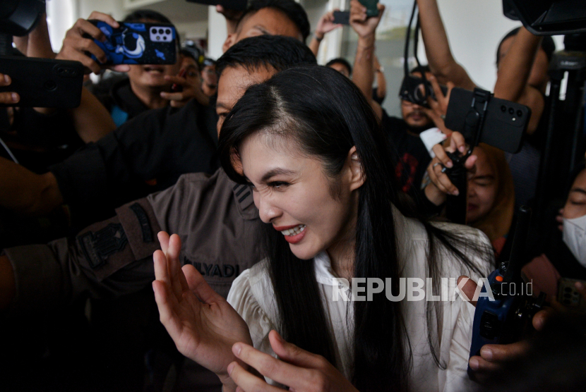 Artis Sandra Dewi berjalan usai menjalani pemeriksaan di Gedung Kejaksaan Agung RI, Jakarta, Kamis (4/4/2024). 