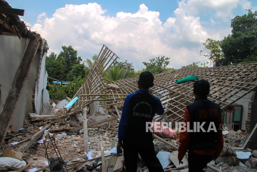 Relawan bersiaga di sekitar rumah warga terdampak ledakan di Sukosari, Kasembon, Malang, Jawa Timur, Ahad (12/3/2023). Akibat ledakan yang diduga berasal dari bahan baku pembuatan petasan tersebut menyebabkan tiga rumah warga rusak, satu orang meninggal dunia, dan dua orang luka-luka. ANTARA FOTO/Muhammad Mada/Zk/nz