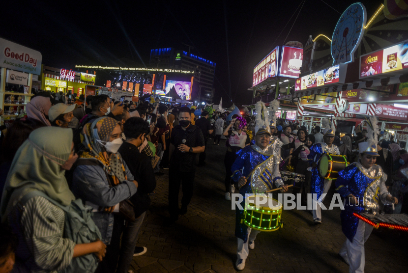 Sejumlah pengunjung menonton pawai pada acara Jakarta Fair 2022 di Jakarta International Expo, Jakarta, Selasa (21/6/2022). Pemerintah kembali melakukan penyesuaian kebijakan mengenai pengaturan protokol kesehatan pada pelaksanaan kegiatan berskala besar. 