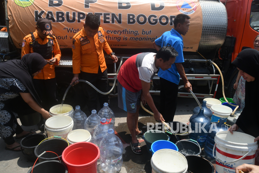 BPBD Kabupaten Bogor mendistribusikan air bersih untuk warga di Desa Sukamaju, Kecamatan Cibungbulang, Kabupaten Bogor, Jawa Barat, Rabu (6/9/2023). 