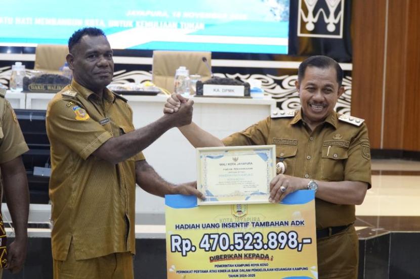 Pemkot Jayapura beri penghargaan lima kampung berkinerja baik.