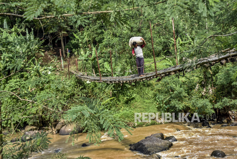Warga melintasi jembatan gantung bambu (ilustrasi)