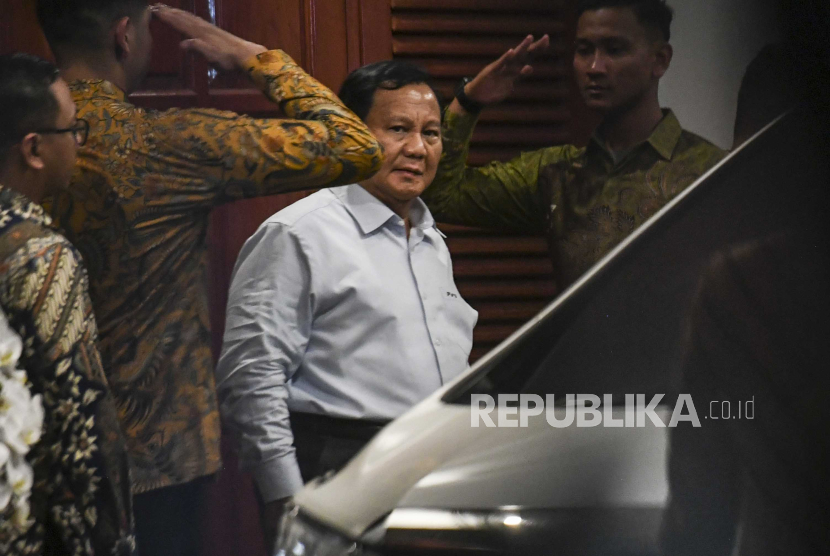 Calon presiden nomor urut 2 Prabowo Subianto (kedua kiri) bersiap meninggalkan kediamannya usai melakukan pertemuan dengan calon wakil presiden nomor urut 2 Gibran Rakabuming Raka di Jakarta, Jumat (23/2/2024). 