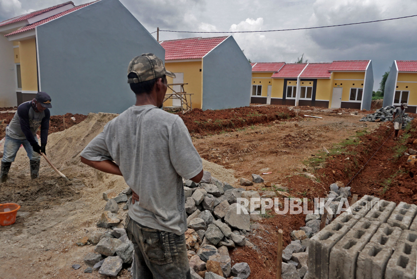 Pekerja menyelesaikan pembangunan rumah bersubsidi di Kawasan Ciseeng, Kabupaten Bogor, Jawa Barat, Selasa (7/2/2023). SMF sedang melakukan piloting menyalurkan pembiayaan rumah dengan skema Rent to Own (RTO) untuk memenuhi kebutuhan perumahan masyarakat.