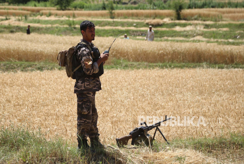 Seorang petugas keamanan Afghanistan berpatroli di sebuah desa setelah mereka membersihkan daerah gerilyawan Taliban di distrik Achin, provinsi Nangarhar, Afghanistan, 31 Mei 2021 (dikeluarkan 01 Juni 2021). 