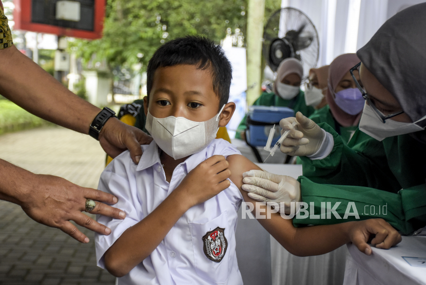 Vaksinator menyuntikkan vaksin Covid-19 ke siswa Sekolah Dasar (SD) saat pelaksanaan vaksinasi Covid-19 bagi anak usia 6-11 tahun di Taman Dewi Sartika, Jalan Wastukencana, Kota Bandung, Kamis (16/12). Pemerintah Kota Bandung mulai melakukan vaksinasi Covid-19 dosis pertama untuk anak usia 6-11 tahun dengan sasaran sebanyak 250 ribu anak.