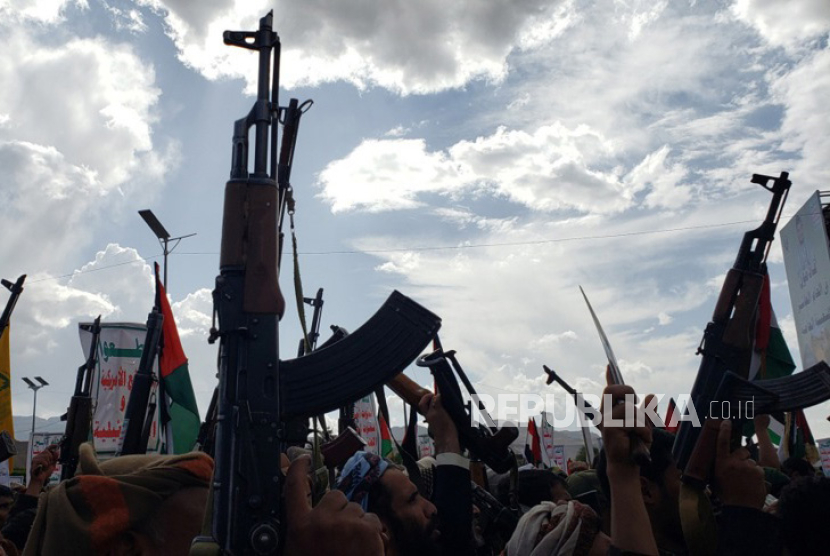 Houthi supporters protest against the US and Israel, and in solidarity with the Palestinians, in Sana