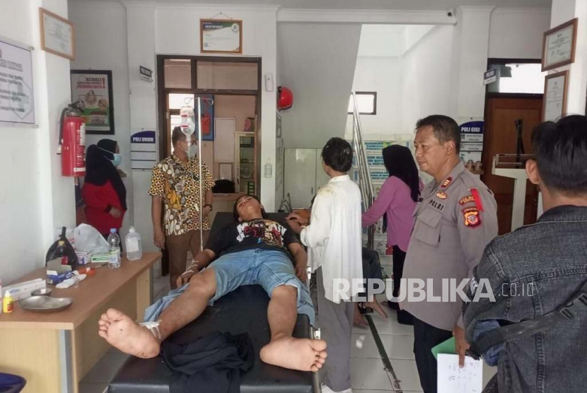 Penanganan korban kecelakaan mobil elf yang masuk jurang di wilayah Pasir Angin, Cinengah, Kecamatan Rongga, Kabupaten Bandung Barat, Jawa Barat, Kamis (27/4/2023). 