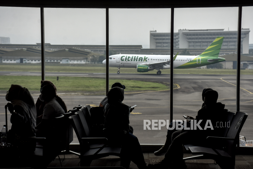 Sejumlah calon penumpang berada di area ruang tunggu di Bandara Husein Sastranegara, Kota Bandung.