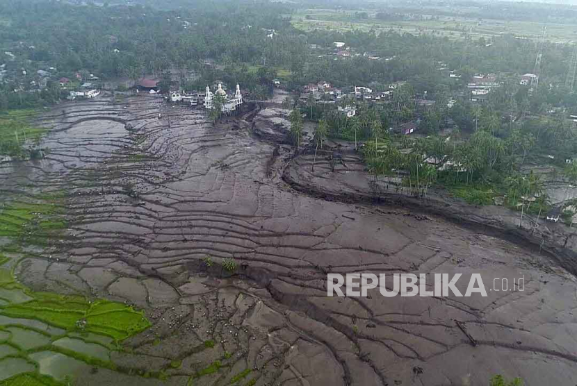  Wilayah terdampak banjir bandang di Tanah Datar, Sumatra Barat, 12 Mei 2024. Hujan lebat yang memicu banjir bandang dan aliran lahar dingin dari Gunung Marapi melanda desa-desa di Kab Tanah Datar.