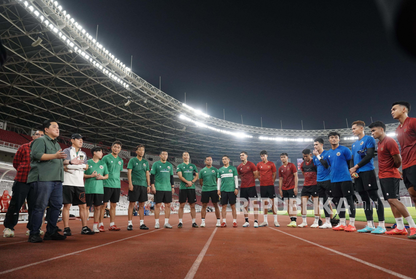 Ketua Umum PSSI Erick Thohir memberikan arahan kepada timnas Indonesia jelang pertandingan Leg Pertama Kualifikasi Piala Dunia 2026 di Stadion GBK, Jakarta, Rabu (11/10/2023).