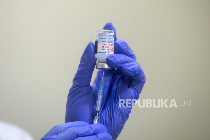 Vaksinator memasukan dosis vaksin Moderna