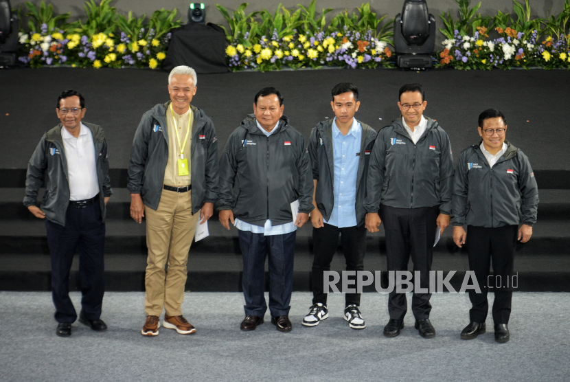 Capres dan cawapres berfoto bersama di Gedung KPK, Jakarta, Rabu (17/1/2024).