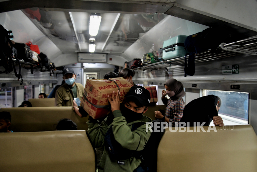 Penumpang menaiki kereta api Airlangga jurusan Surabaya Pasarturi di Stasiun Pasar Senen, Jakarta.