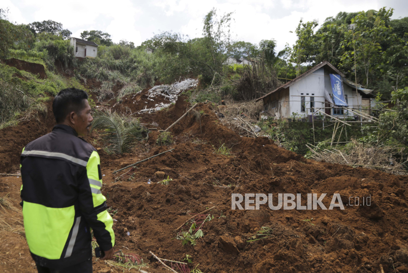 Bencana longsor (ilustrasi). Jumlah korban pascabencana tanah longsor di Kabupaten Luwu, Sulawesi Selatan, bertambah.