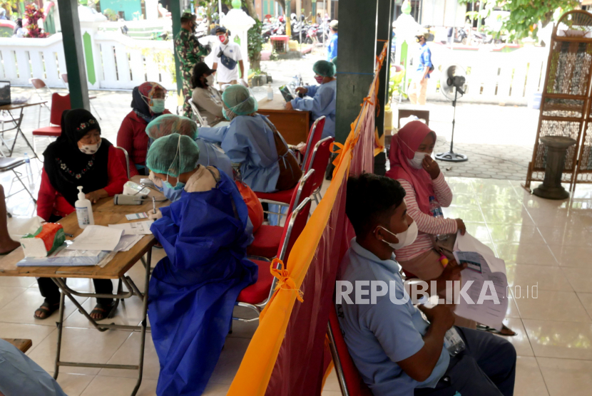 Warga menjalani tes kesehatan sebelum vaksinasi Covid-19 di Joglo Parangtritis, Bantul, Yogyakarta, Rabu (30/6). Kegiatan vaksinasi ini merupakan bagian dari serbu vaksinasi Covid-19 Indonesia. Sebanyak 969 warga menjadi sasaran vaksinasi pada hari pertama ini.