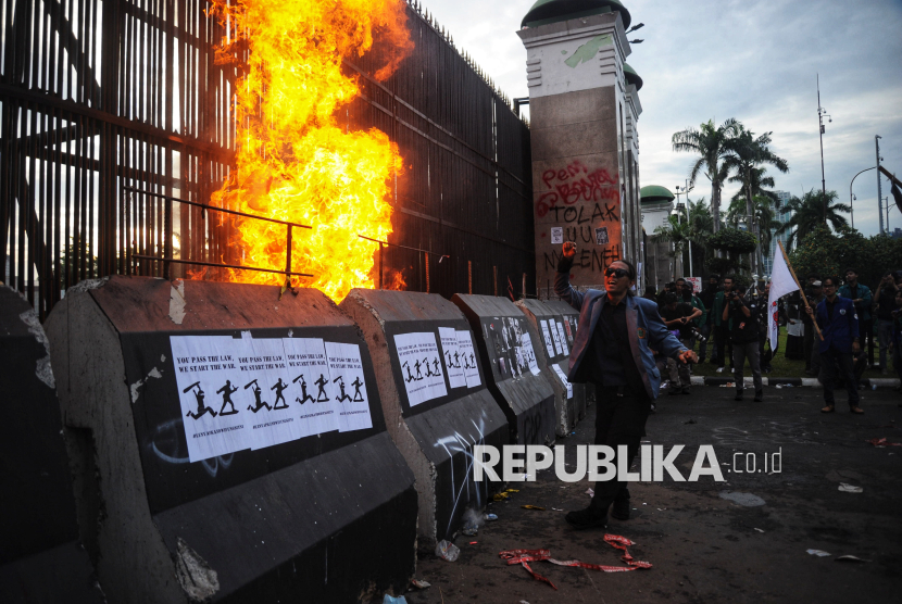 Pengunjuk rasa melakukan aksi menolak revisi UU TNI di depan kompleks Parlemen, Jakarta, Kamis (20/3/2025).