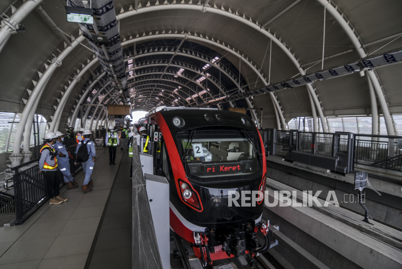 Rangkaian LRT yang siap diuji coba di Jakarta. Pembangunan moda transportasi lintas rel terpadu (light rapid transit/LRT) Jabodebek sudah hampir 80 persen.