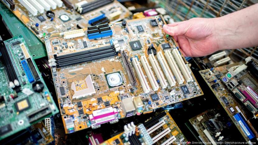 Sampah Tak Terlihat di Balik Produksi Laptop dan Ponsel