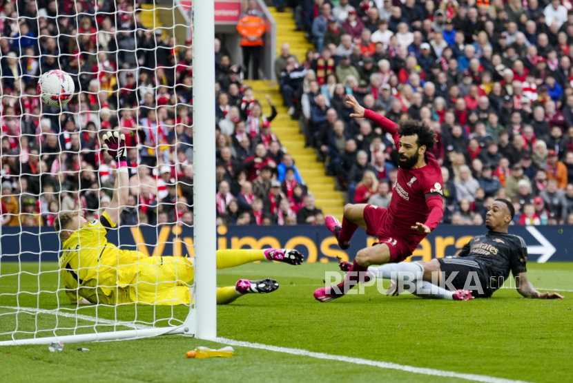 Penyerang Liverpool Mohamed Salah menjebol gawang Arsenal dalam lanjutan Liga Primer Inggris.