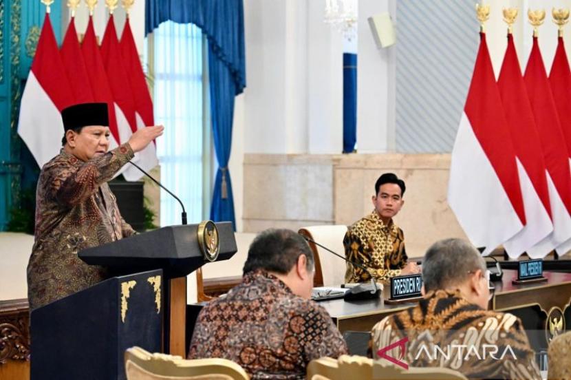 Prabowo minta biaya haji turun, waktu tunggu dipangkas jadi 26 tahun.