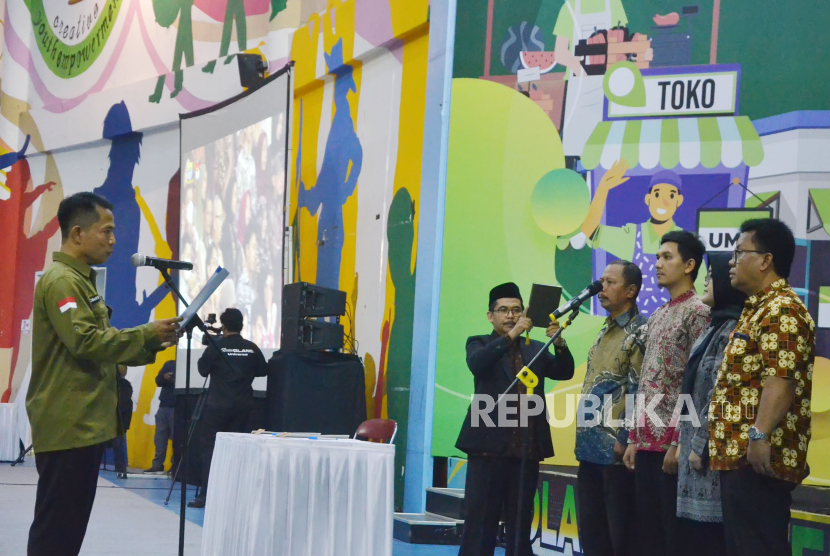 Pengucapan sumpah jabatan oleh perwakilan anggota Kelompok Penyelenggara Pemungutan Suara (KPPS) saat pelantikan anggota KPPS dari sejumlah kecamatan oleh Komisi Pemilihan Umum (KPU) Kota Bandung 