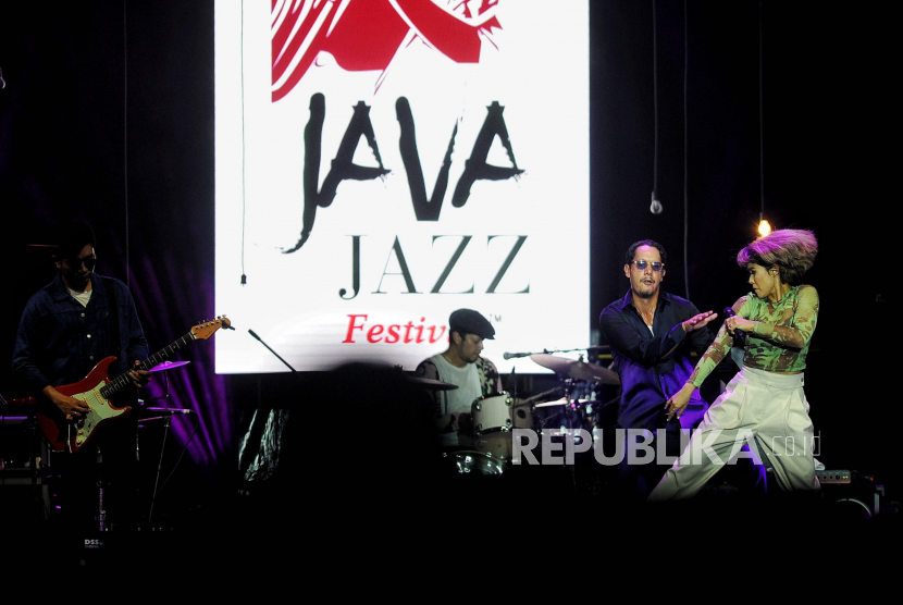 Grup band Maliq & DEssentials menggoyang panggung Java Jazz Festival 2022.