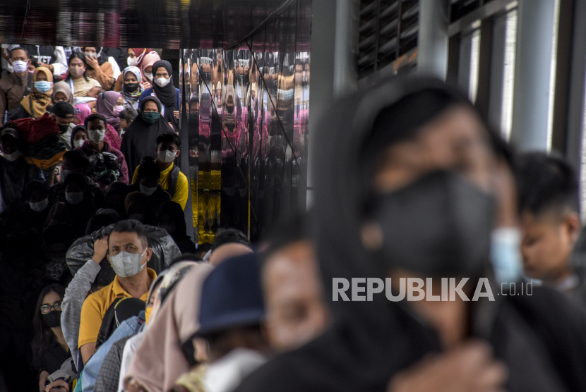 Sejumlah penumpang Kereta Rel Diesel (KRD) Lokal Bandung Raya menaiki skybridge setibanya di Stasiun Bandung, Kota Bandung, Senin (20/12). (ilustrasi)