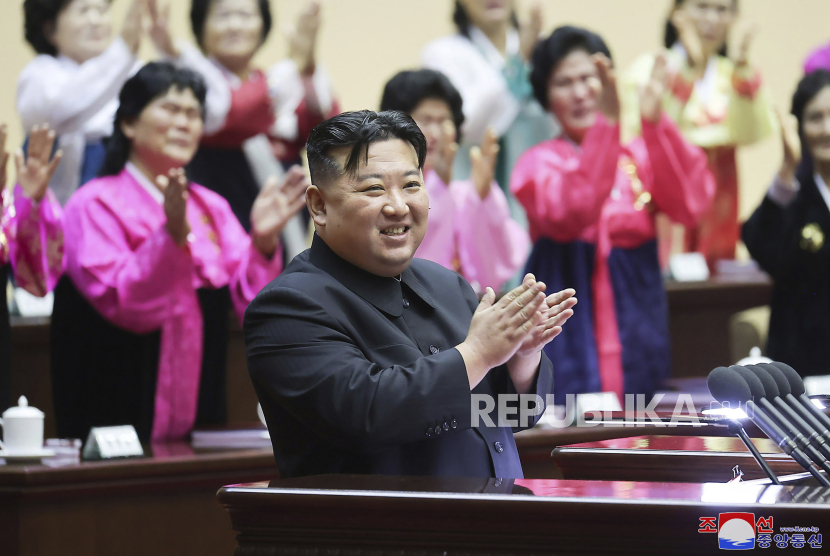 Pemimpin Korea Utara Kim Jong Un dalam rapat Partai Buruh mengatakan bahwa Pyongyang berencana meluncurkan tiga satelit pengintai baru pada 2024.