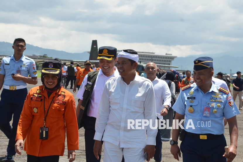 Gubernur Jabar Dedi Mulyadi berbincang dengan Danlanud Husein Sastranegara Kolonel Pnb Alfian, Deputi Modifikasi Cuaca BMKG Tri Handoko Seto dan kepala BPBD Jabar Anne Hermadiane Adnan, usai meninjau persiapan proses operasi modifikasi cuaca di Lanud Husein Sastranegara, Kota Bandung, Selasa (11/3/2025). Dalam kegiatan itu sebanyak 24 ton garam ditabur di udara selama sepuh hari, dengan harapan dapat mengurangi intensitas hujan sebanyak 60 persen.