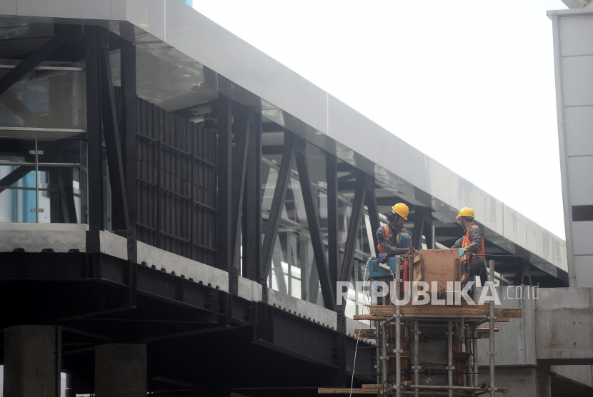 Pekerja menyelesaikan pembangunan skybridge di Halte TransJakarta CSW, Jakarta, Kamis (16/7). Skybridge atau Jembatan Penyeberangan Multiguna (JPM) yang akan terintegrasi antara Stasiun MRT ASEAN dengan Halte TransJakarta CSW tersebut ditargetkan rampung pada akhir 2020.Prayogi/Republika.
