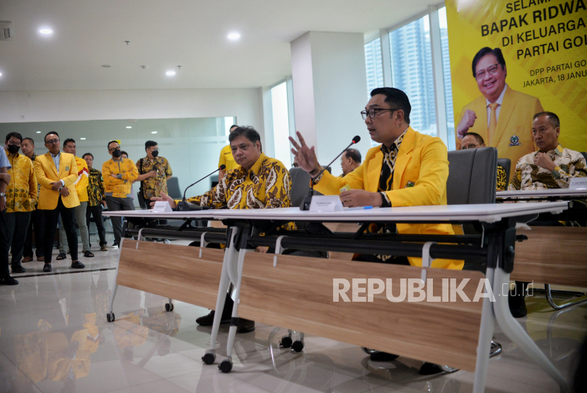Ketua Umum Partai Golkar, Airlangga Hartarto (kiri) bersama Gubernur Jawa Barat Ridwan Kamil (kanan) saat konferensi pers di kantor DPP Partai Golkar, Jakarta Barat, Rabu (18/1/2023). 