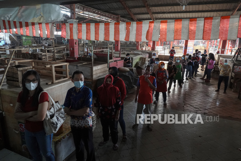 Sejumlah pedagang pasar menunggu giliran vaksinasi COVID-19 di Pasar Wage Purwokerto, Banyumas, Jawa Tengah