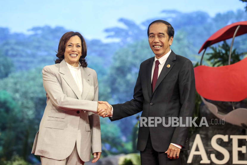 Wakil Presiden AS Kamala Harris (kiri) berjabat tangan dengan Presiden RI Joko Widodo di sela-sela pertemuan ASEAN-US Summit di Jakarta, Rabu (6/9/2023).