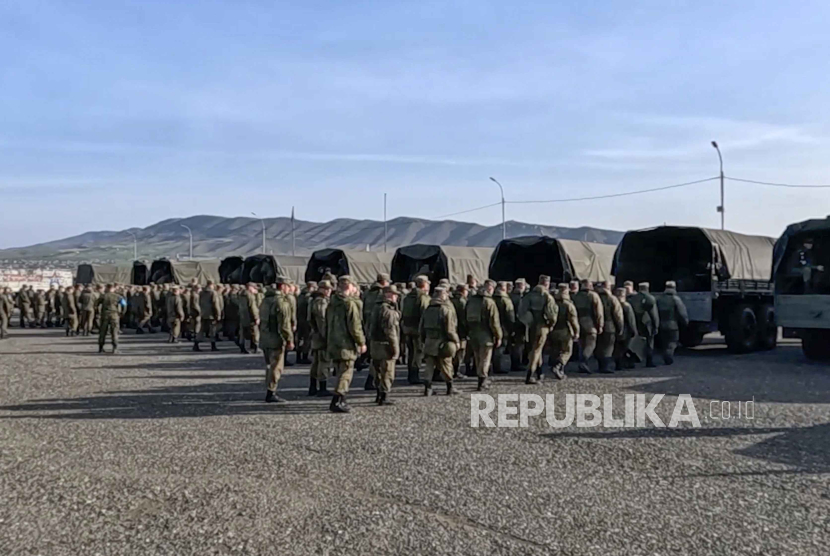 Penarikan kontingen penjaga perdamaian Rusia dari Azerbaijan yang ditempatkan di Karabakh, distrik Kalbajar, Azerbaijan, 17 April 2024.