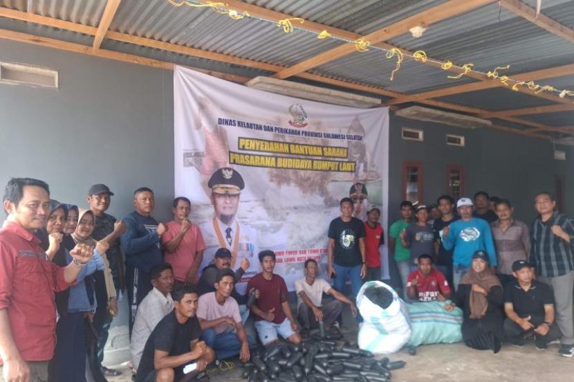 Sulsel ganti botol plastik rumput laut dengan buoy ramah lingkungan.