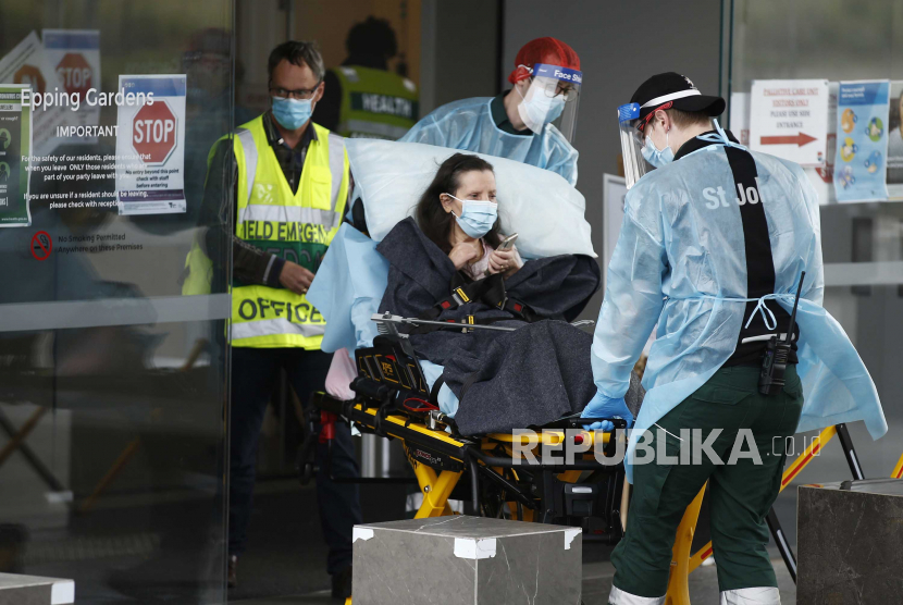 Seorang penduduk dari Epping Gardens Aged Care Facility dibawa pergi dengan ambulans di Epping, pinggiran Melbourne, Australia, 28 Juli 2020. 